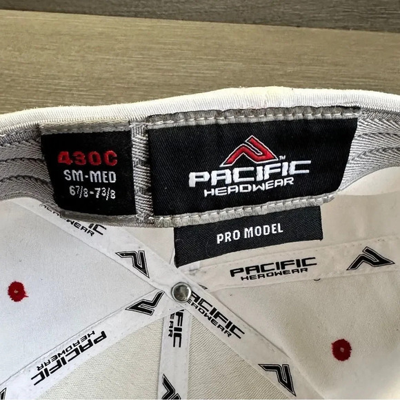 Red & White “B” Hat Flex Fit - Picture 4 of 5